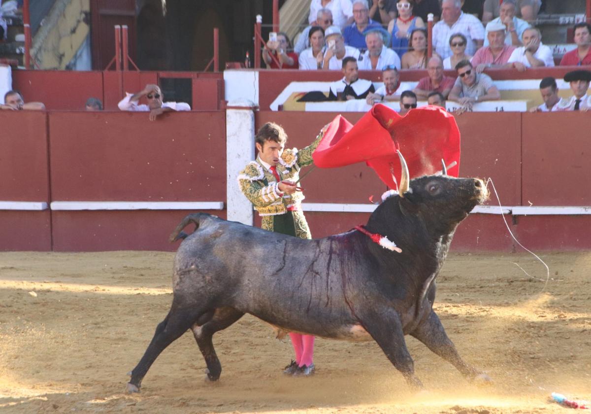 Fernando Robleño, durante la corrida de este lunes en Cuéllar.