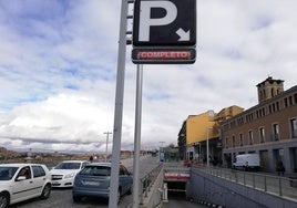 Acceso al parking de Padre Claret durante un puente festivo en Segovia.