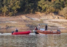 Los bomberos de Soria rdurante las labores de búsqueda del joven desaparecido en el embalse de la Cuerda del Pozo.