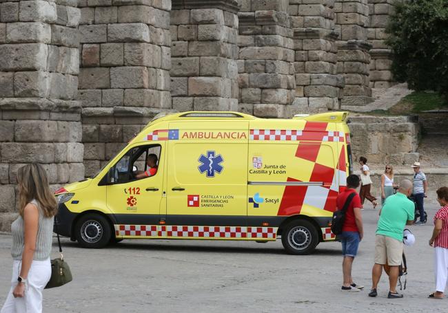 Una ambulancia atraviesa los arcos del Acueducto para dirigirse al Hospital General.