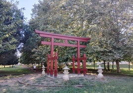 El torii de Puente Castro, uno de los únicos testimonios que quedan de la Ruta del Conocimiento en la ciudad.