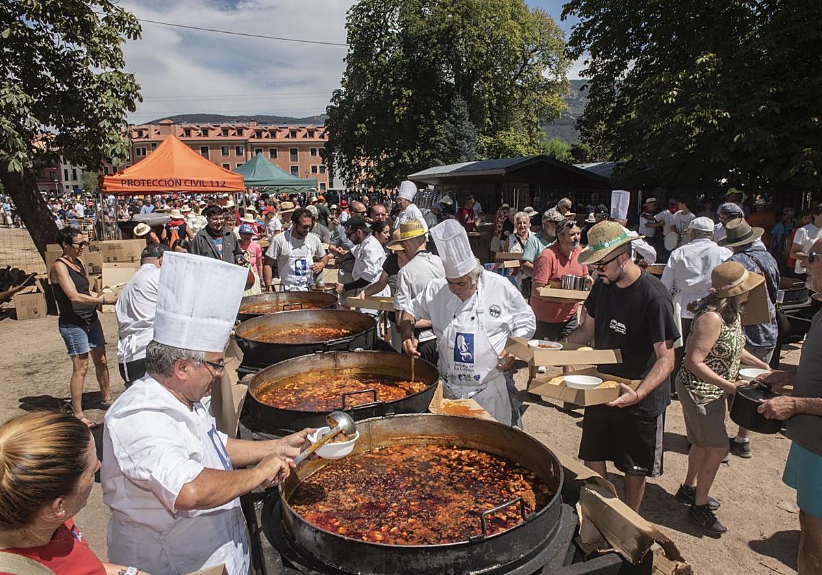 Los cocineros inician el reparto de las raciones de judiones en La Granja de San Ildefonso.