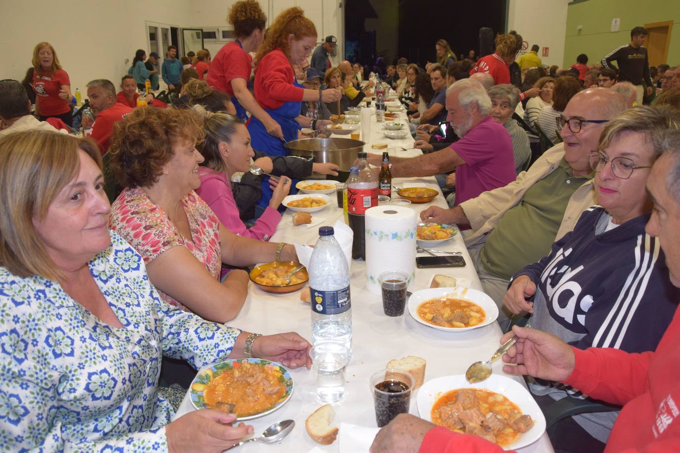 170 kilos de patatas y 70 kilos de carne para los vecinos de Mantinos