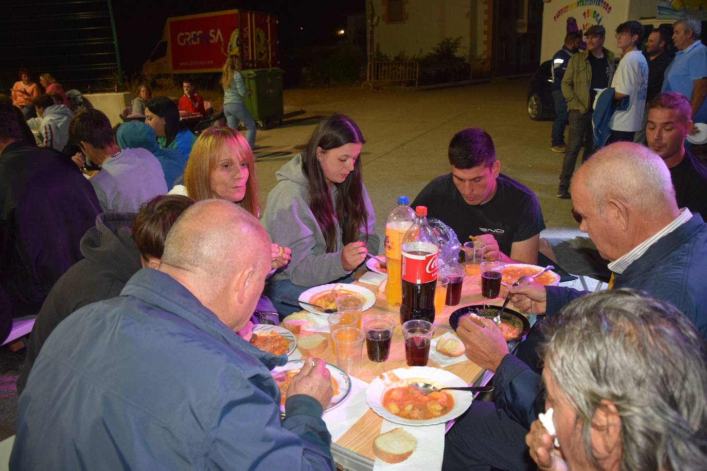 170 kilos de patatas y 70 kilos de carne para los vecinos de Mantinos