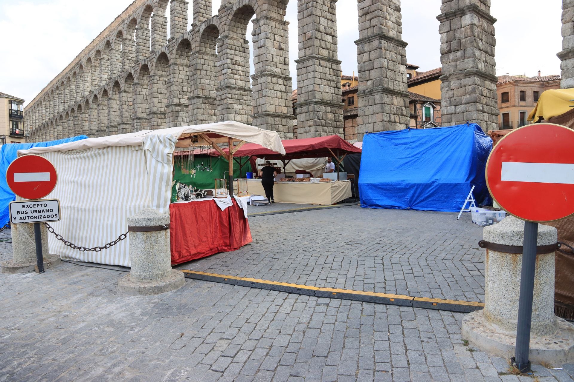 Paso habitual para ambulancias entre bolardos junto al Acueducto, durante el mercado romano de Segovia.