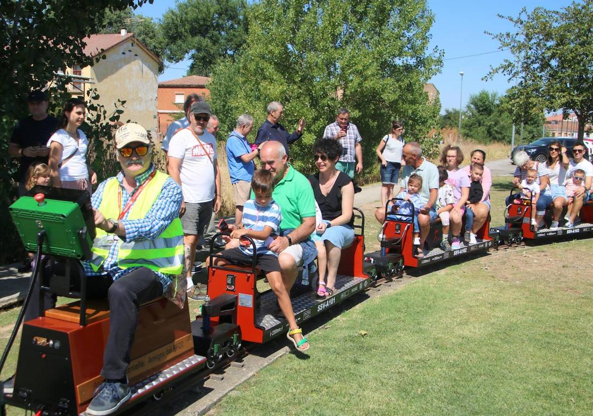 Niños y mayores disfrutaron de los viajes en el tren a escala en Venta de Baños.