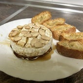 Camembert al horno con miel y almendras