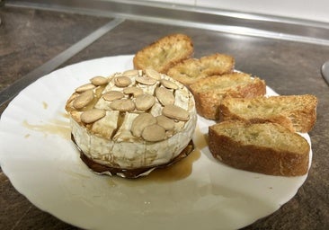 Camembert al horno con miel y almendras