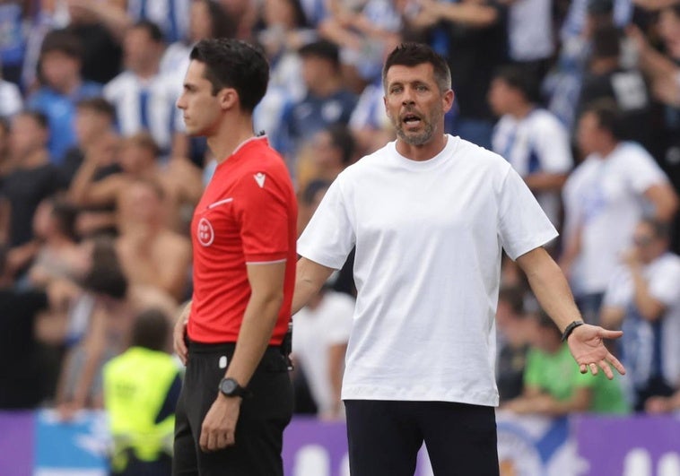 Pezzolano grita desde la banda a sus jugadores.