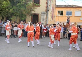 Los danzantes, con los nuevos trajes, en las fiestas de Tabanera de Cerrato.