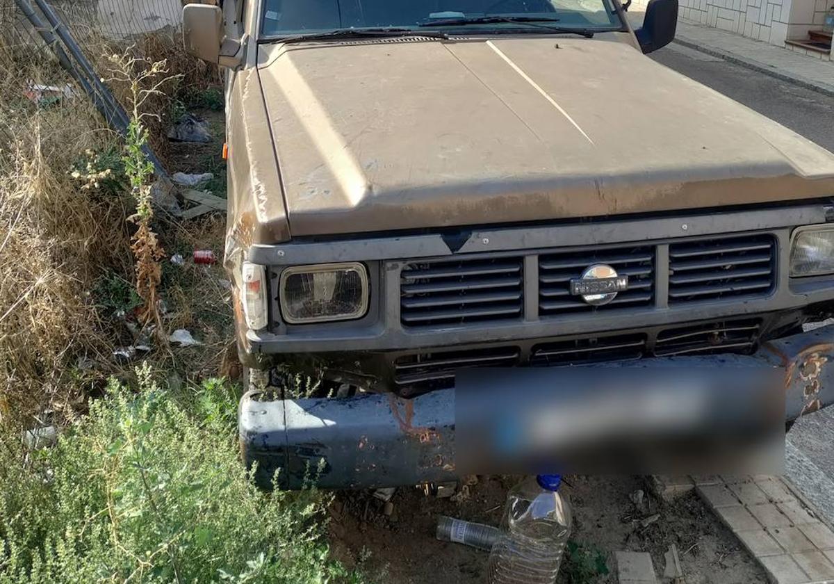 Nissan Patrol abandonado en la calle Arrabal de Cantalejo.