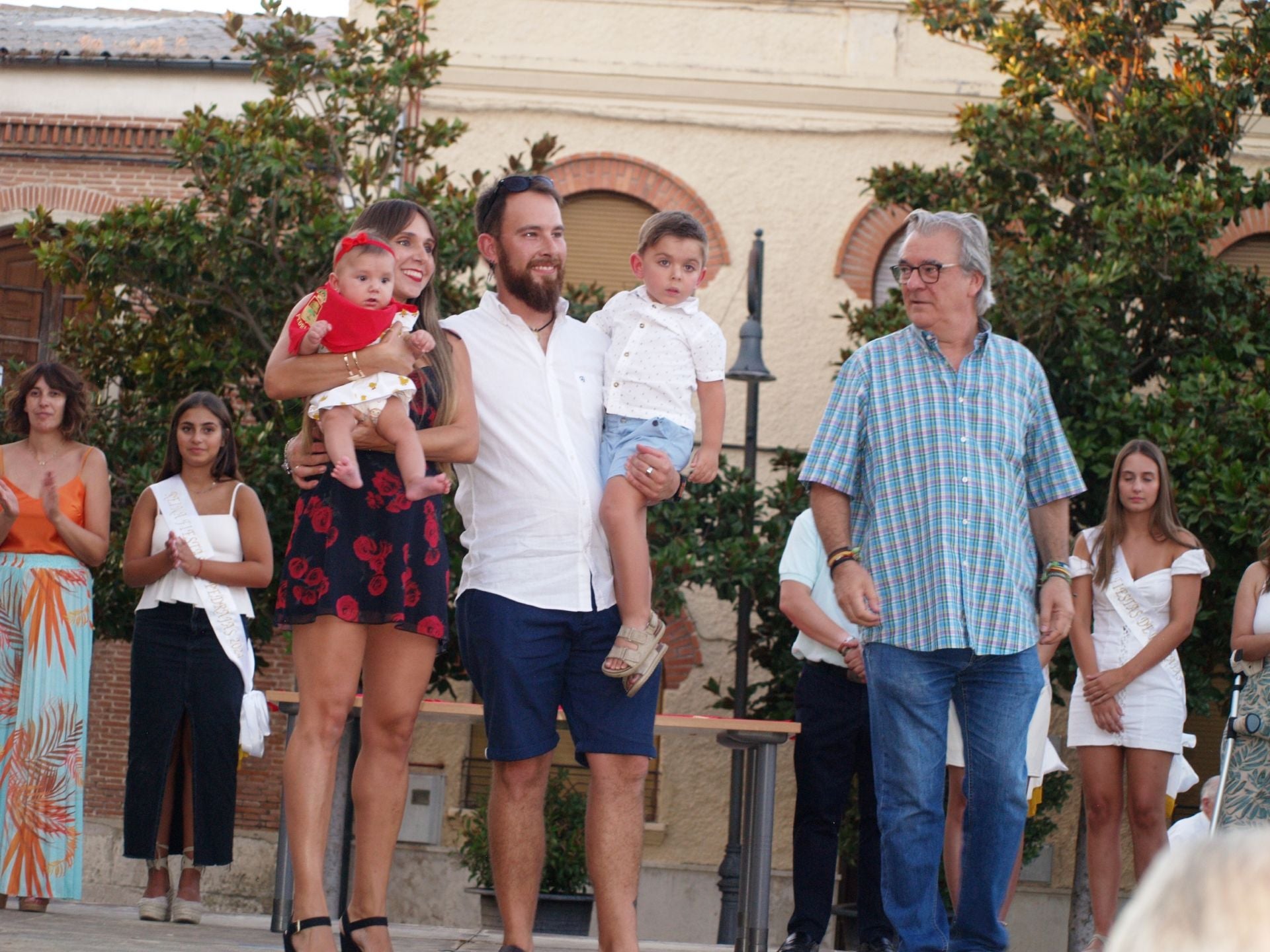 Imágenes de la entrega de pañuelos festivos a bebés y mayores en Pedrajas