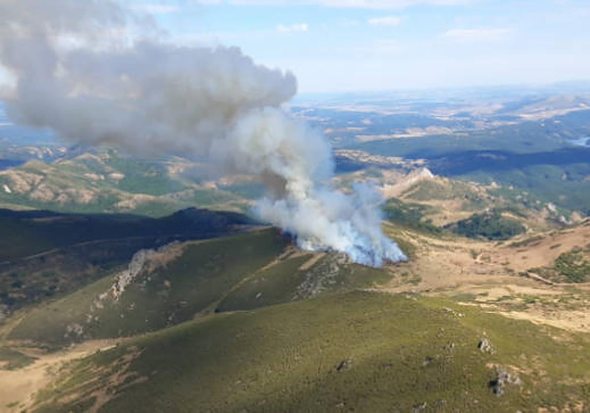 Incendio en el término de Santibáñez de Resoba, en la Montaña Palentina.
