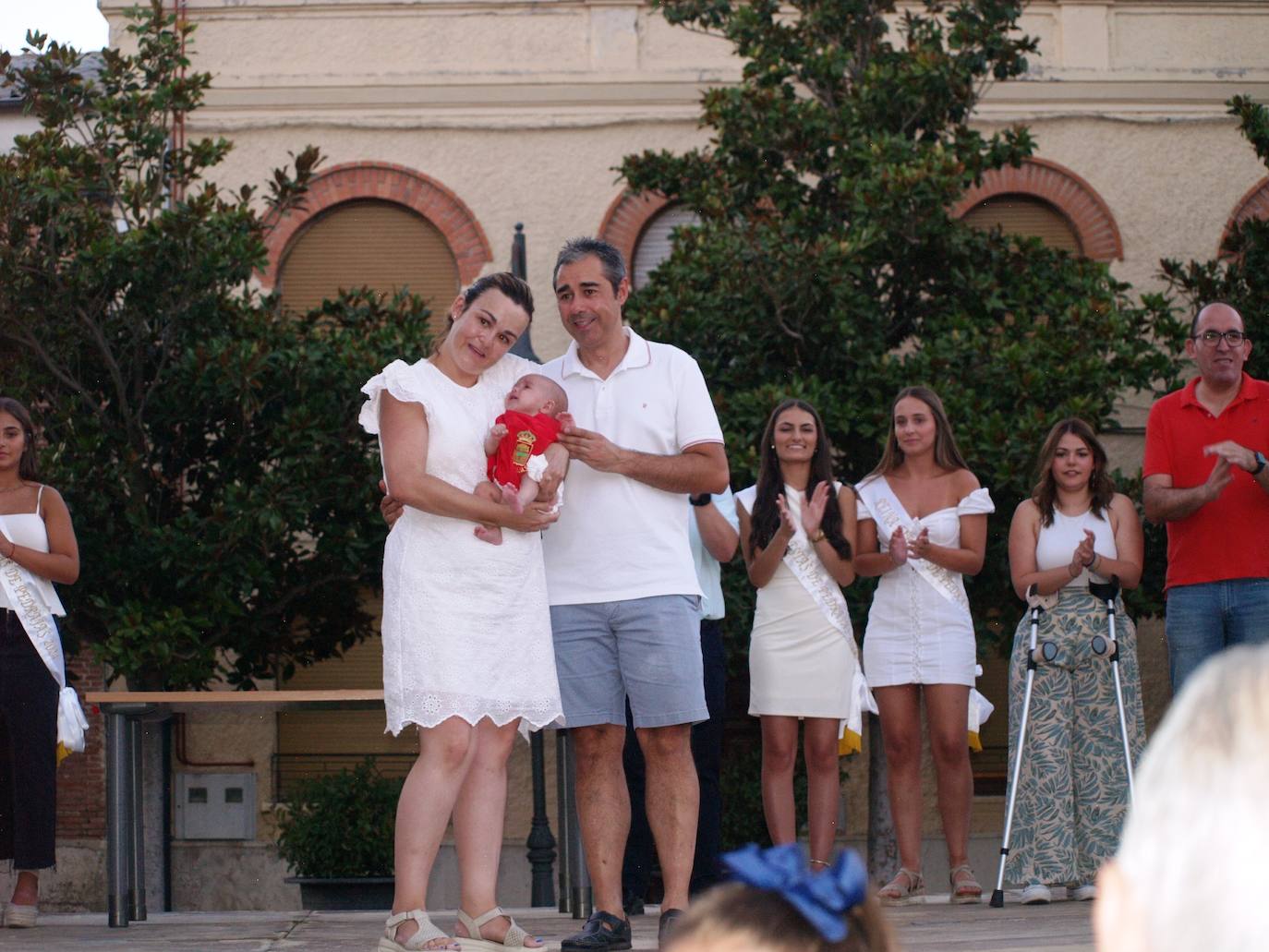 Imágenes de la entrega de pañuelos festivos a bebés y mayores en Pedrajas
