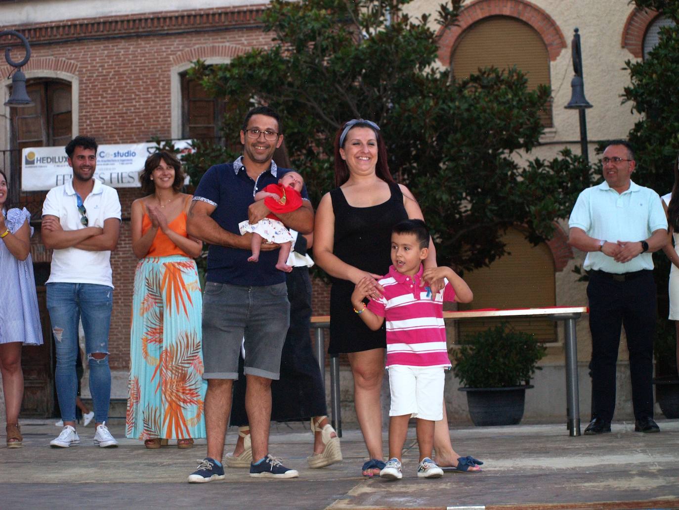 Imágenes de la entrega de pañuelos festivos a bebés y mayores en Pedrajas