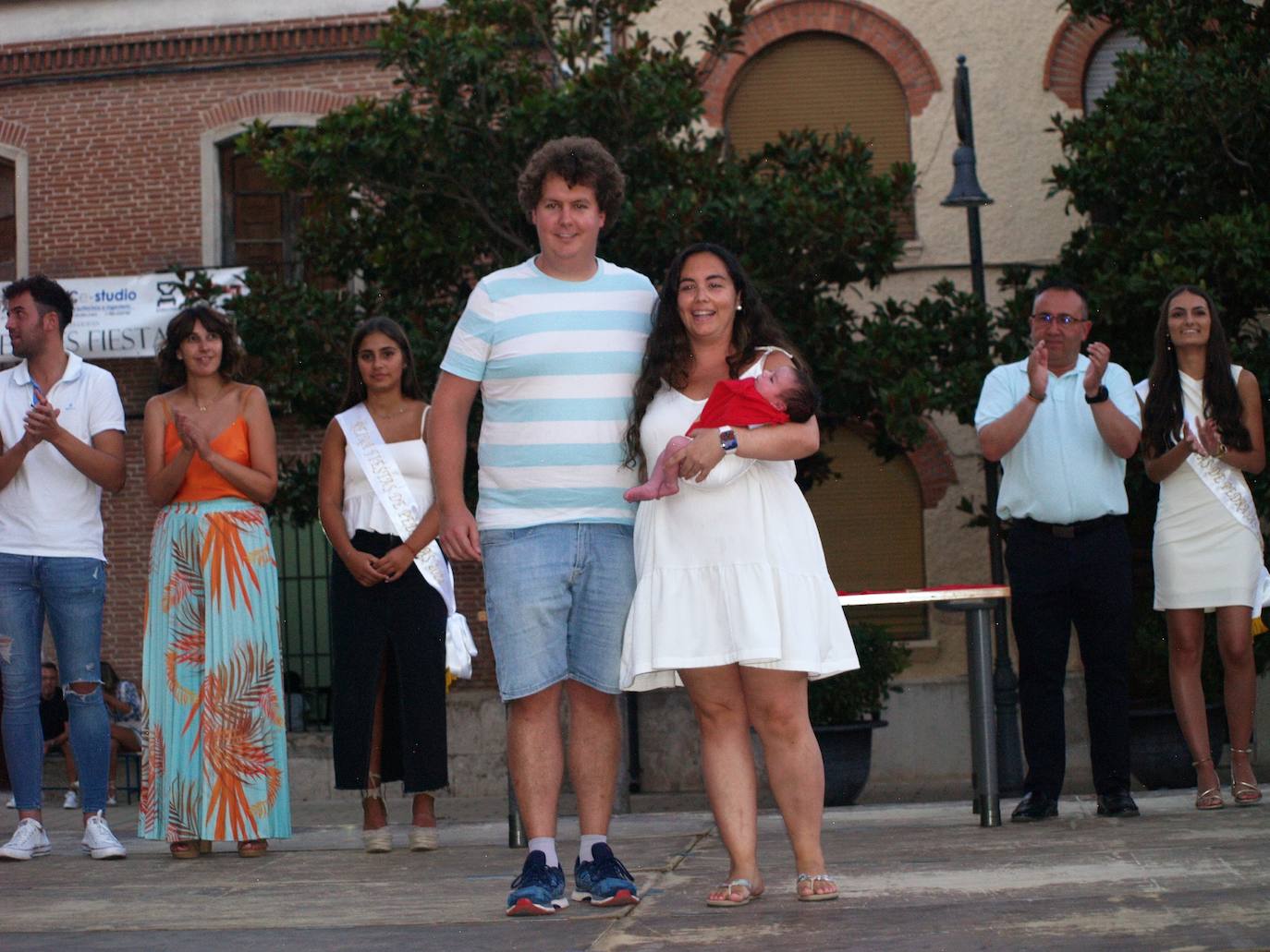 Imágenes de la entrega de pañuelos festivos a bebés y mayores en Pedrajas