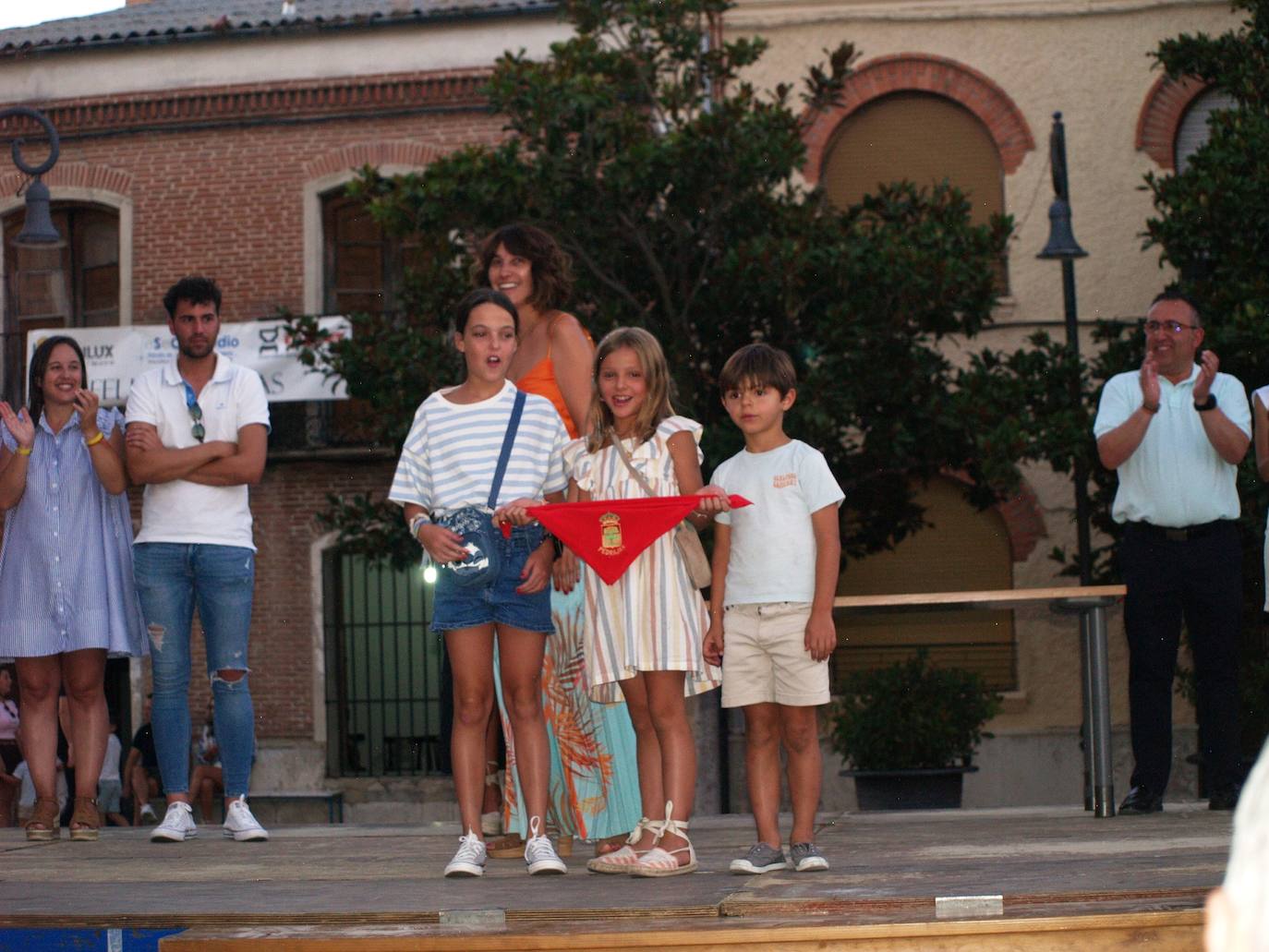 Imágenes de la entrega de pañuelos festivos a bebés y mayores en Pedrajas
