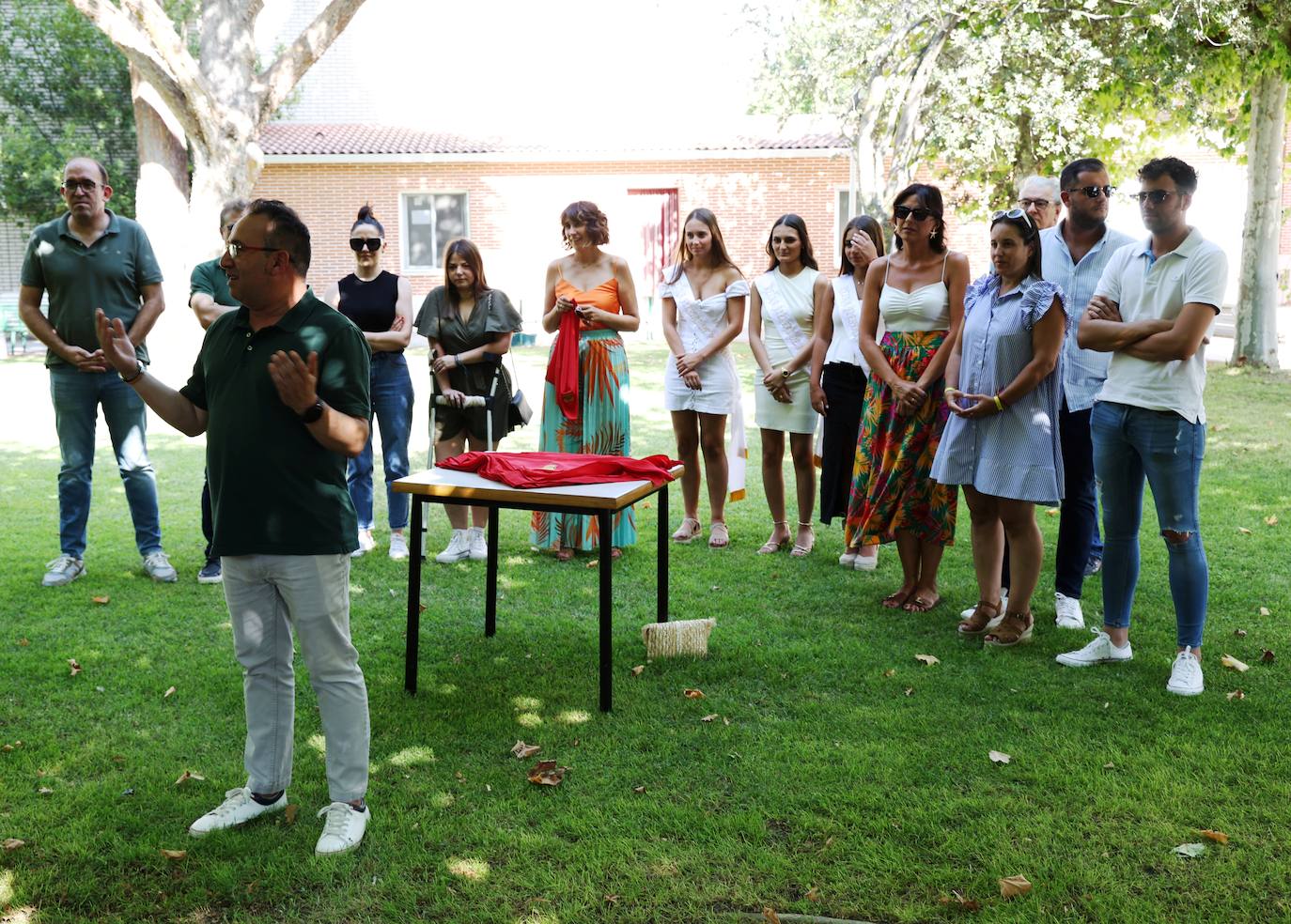 Imágenes de la entrega de pañuelos festivos a bebés y mayores en Pedrajas