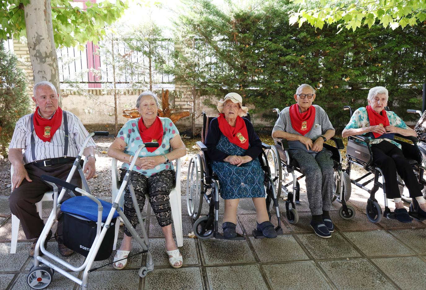 Imágenes de la entrega de pañuelos festivos a bebés y mayores en Pedrajas