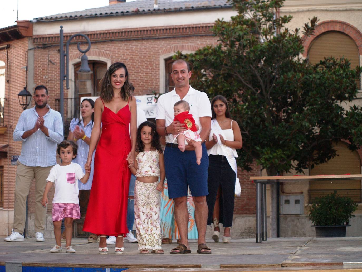 Imágenes de la entrega de pañuelos festivos a bebés y mayores en Pedrajas