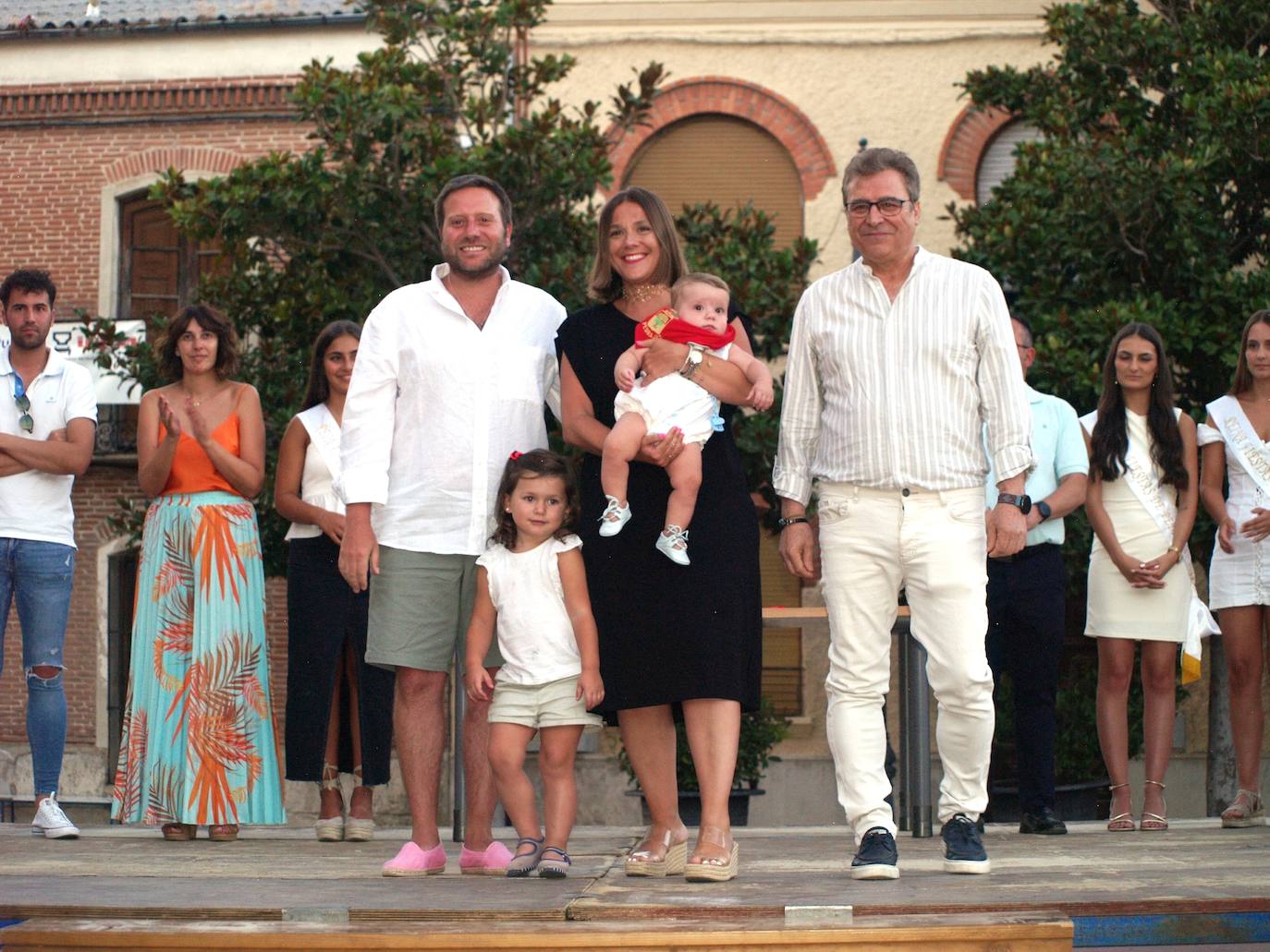 Imágenes de la entrega de pañuelos festivos a bebés y mayores en Pedrajas