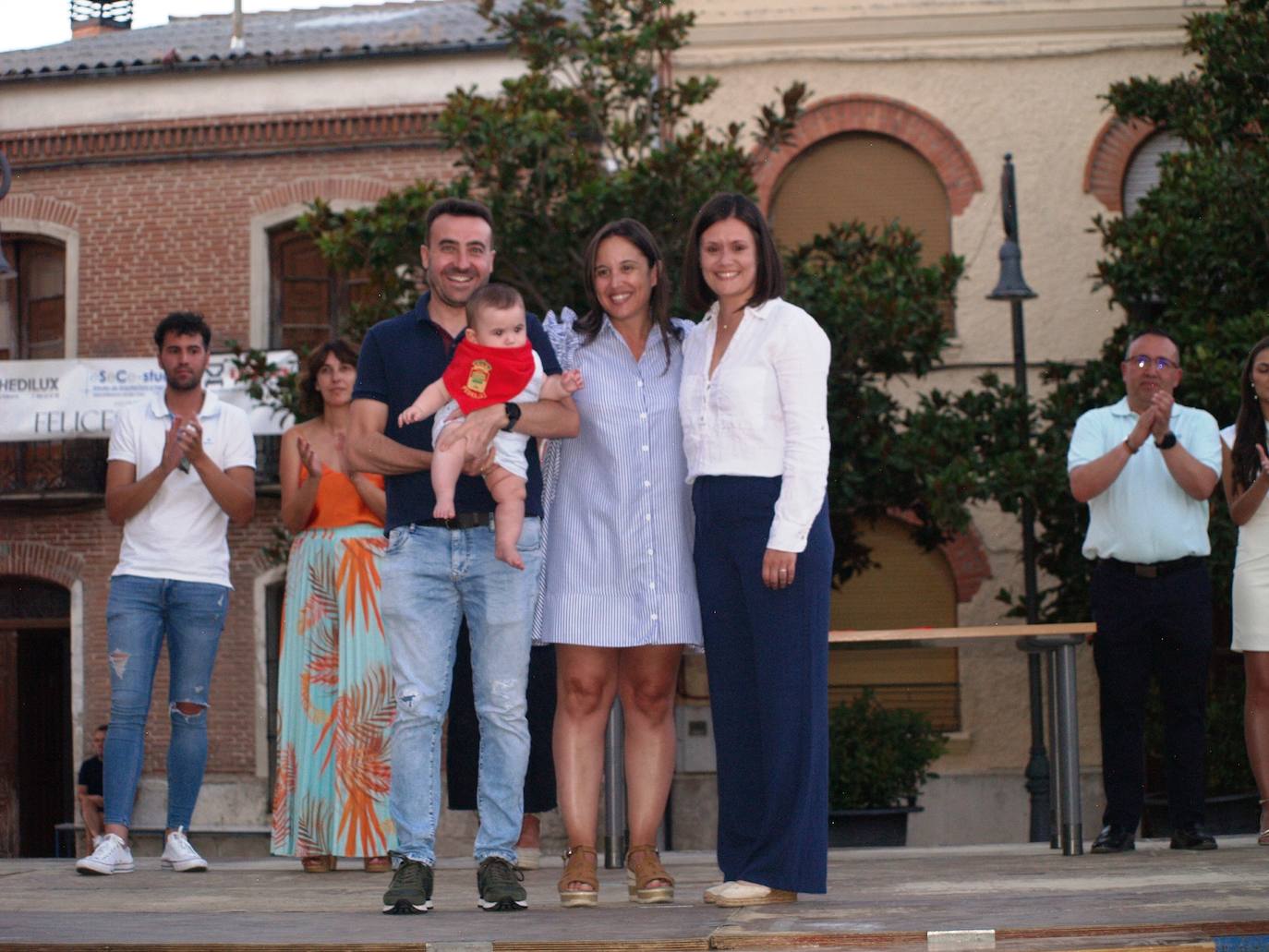 Imágenes de la entrega de pañuelos festivos a bebés y mayores en Pedrajas