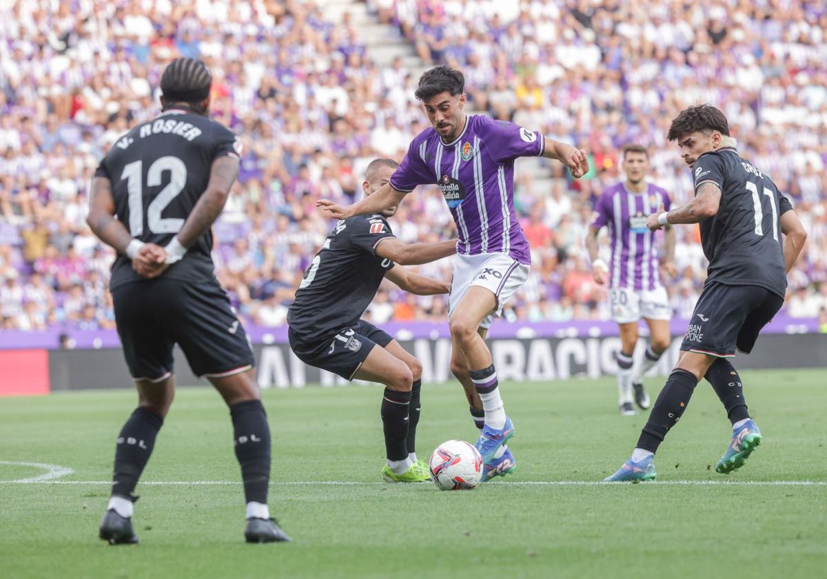 Kike Pérez intenta superar a tres jugadores del Leganés.