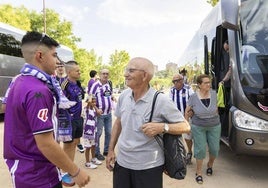 Teo Luengo, a su llegada a Zorrilla tras bajar del autobús donde fue recibido entre aplausos por el resto de pasajeros