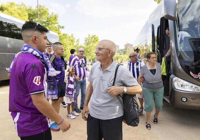 Teo Luengo, a su llegada a Zorrilla tras bajar del autobús donde fue recibido entre aplausos por el resto de pasajeros