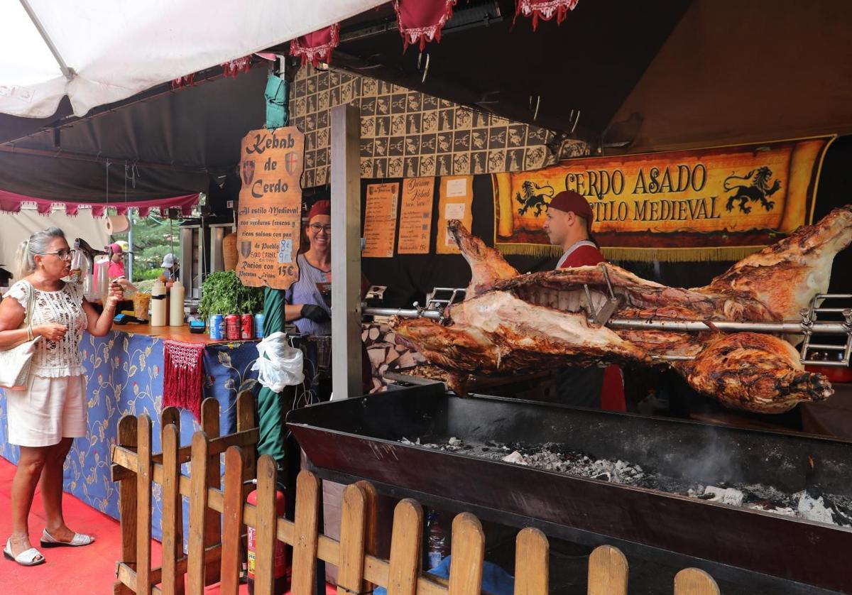 Un puesto de carne asada al estilo tradicional.