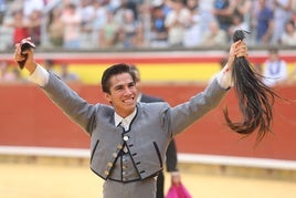 Alejandro Chavarri pasea las orejas y el rabo.