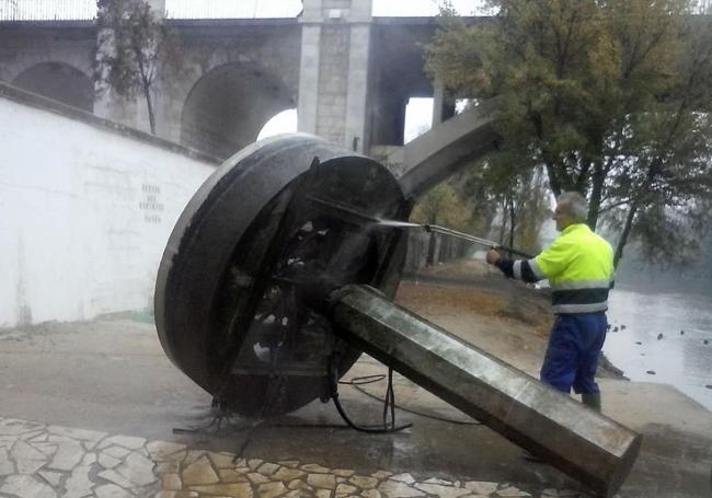 El géiser del Pisuerga cuando fue retirado en 2015.