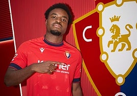 Boyomo posa con la camiseta del Osasuna junto al escudo del club.