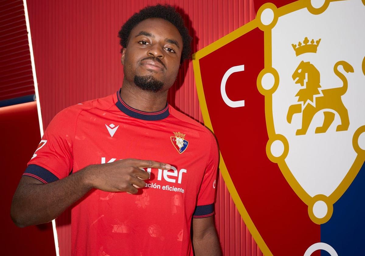 Boyomo posa con la camiseta del Osasuna junto al escudo del club.