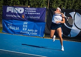 La gallega Cerviño devuelve una bola.