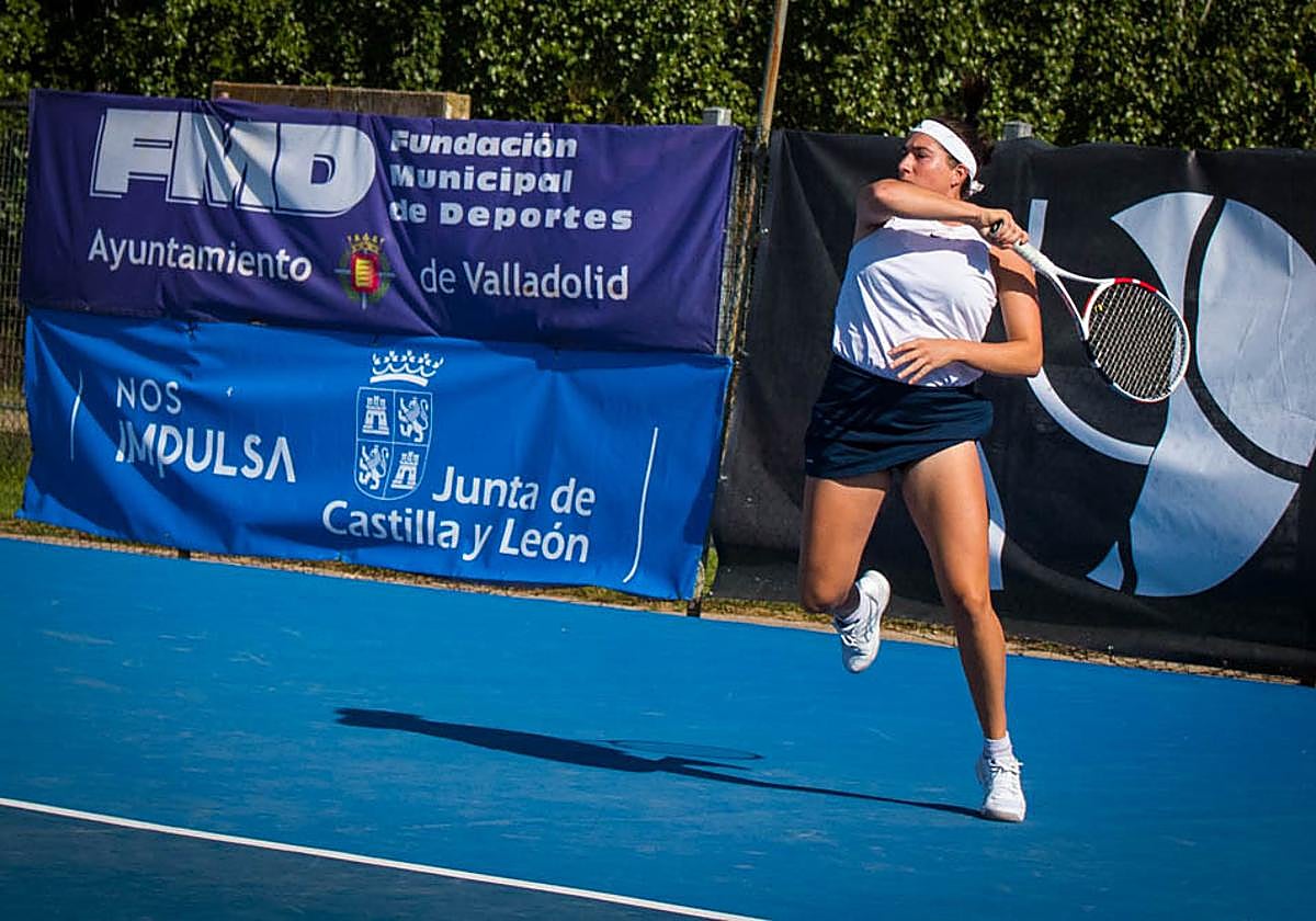 La gallega Cerviño devuelve una bola.
