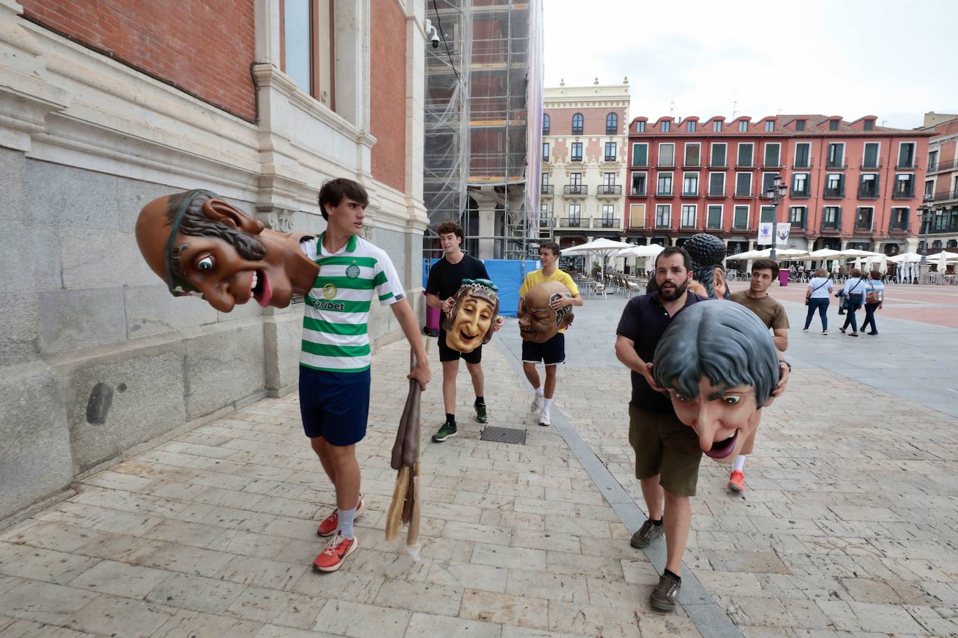 Traslado de los gigantes y los cabezudos al Ayuntamiento de Valladolid