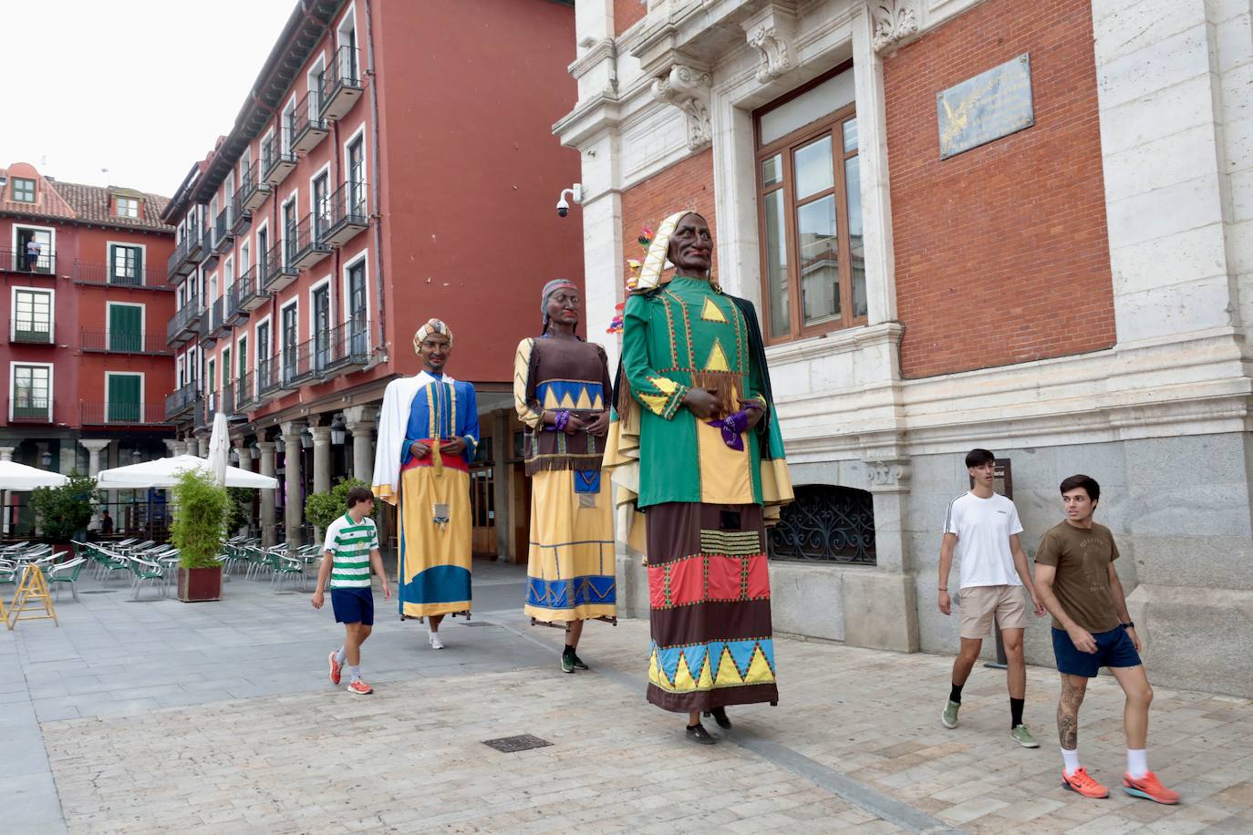 Traslado de los gigantes y los cabezudos al Ayuntamiento de Valladolid