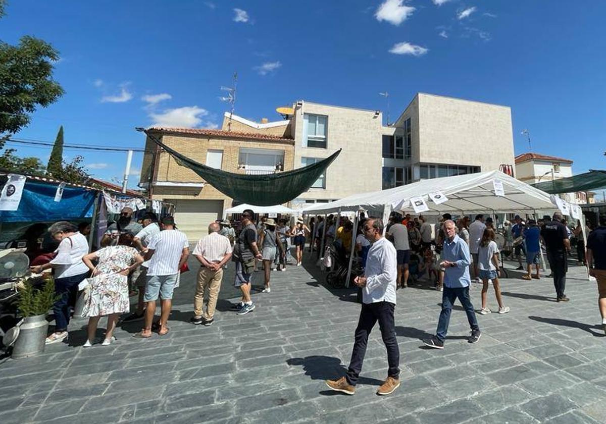 Los puestos de venta y cata de quesos, en la Plaza de Sardón, ante la Casa Consistorial.