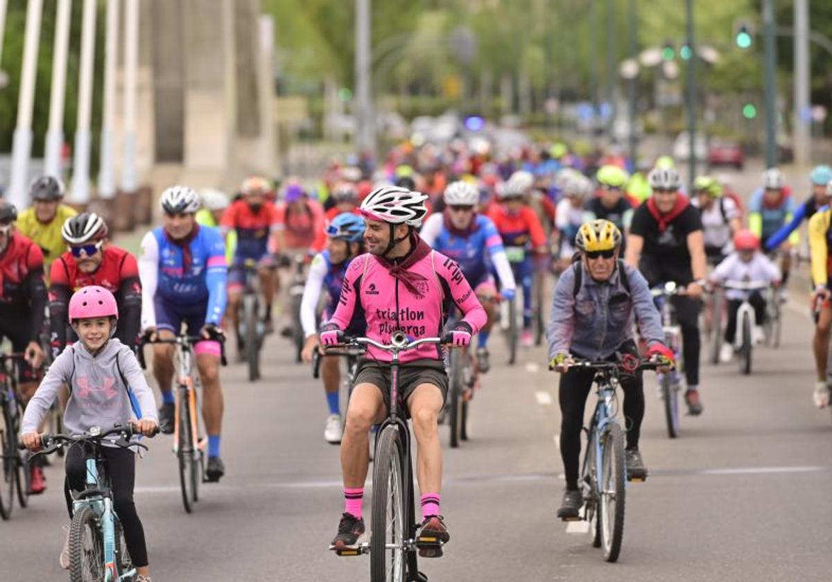 Homenaje a ciclistas fallecidos en una imagen de archivo.