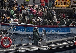 Rescate de un cayuco con cerca de 250 migrantes en aguas de El Hierro.