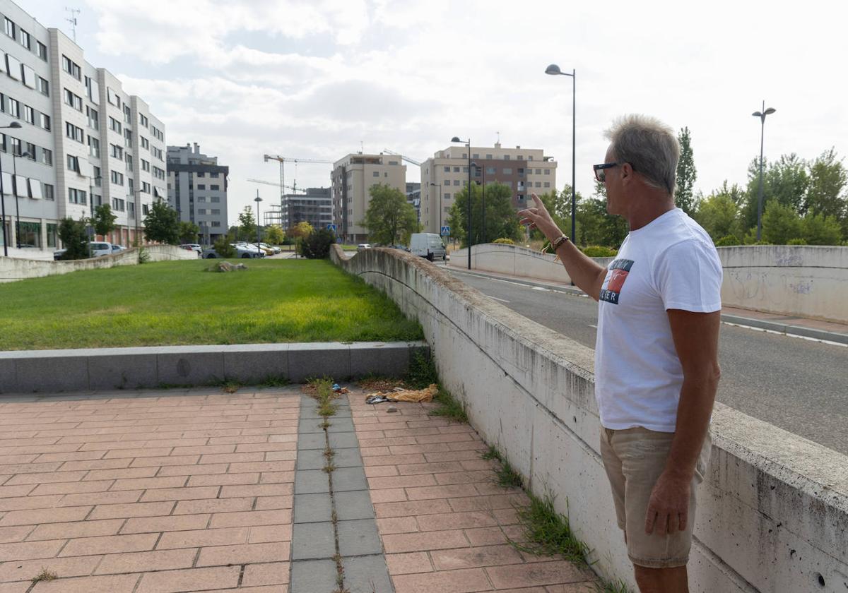 El presidente de la asociación de vecinos San Gil-Arcas Reales, Miguel Ángel Ferradas, señala los nuevos edificios en construcción.