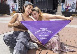 Andrea Suárez e Irene Tamayo frente al escenario de la Plaza Mayor donde inaugurarán los conciertos de las Fiestas de Valladolid 2024