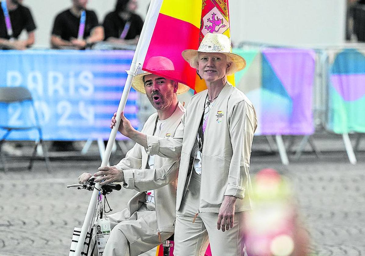 Marta Arce, con la bandera española en la ceremonia deinauguración.