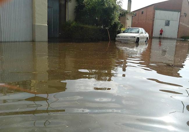 Una de las calles anegadas, durante la tromba de agua.