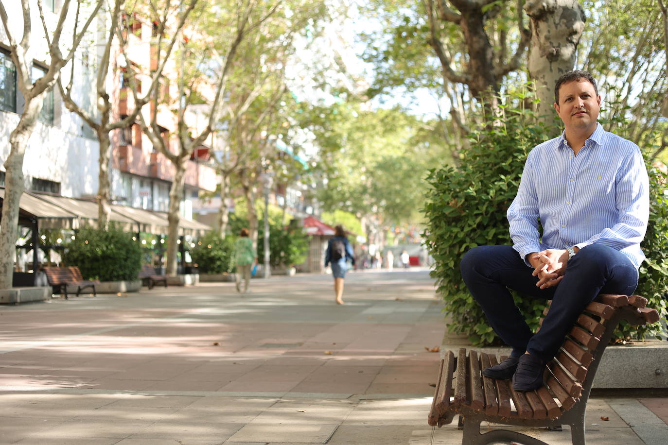 Alberto García, en uno de los bancos del Paseo de Zorrilla.