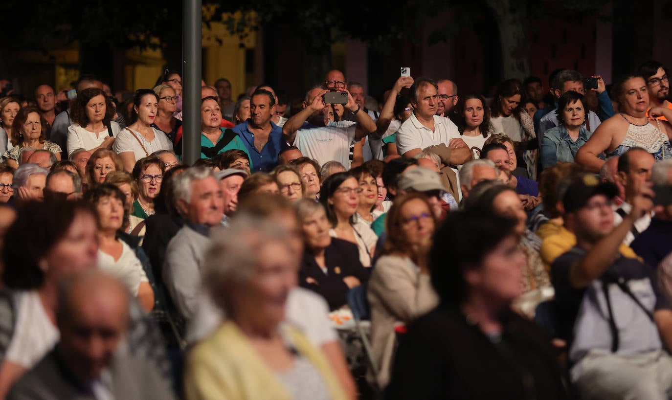 Lorena Gómez encandila a los palentinos en la Plaza Mayor