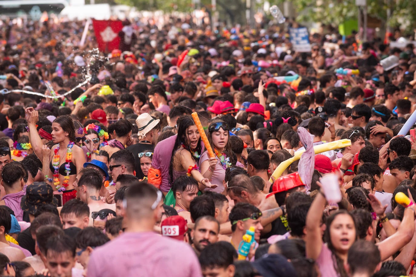 El desfile de peñas de las Fiestas de Valladolid 2024, en imágenes