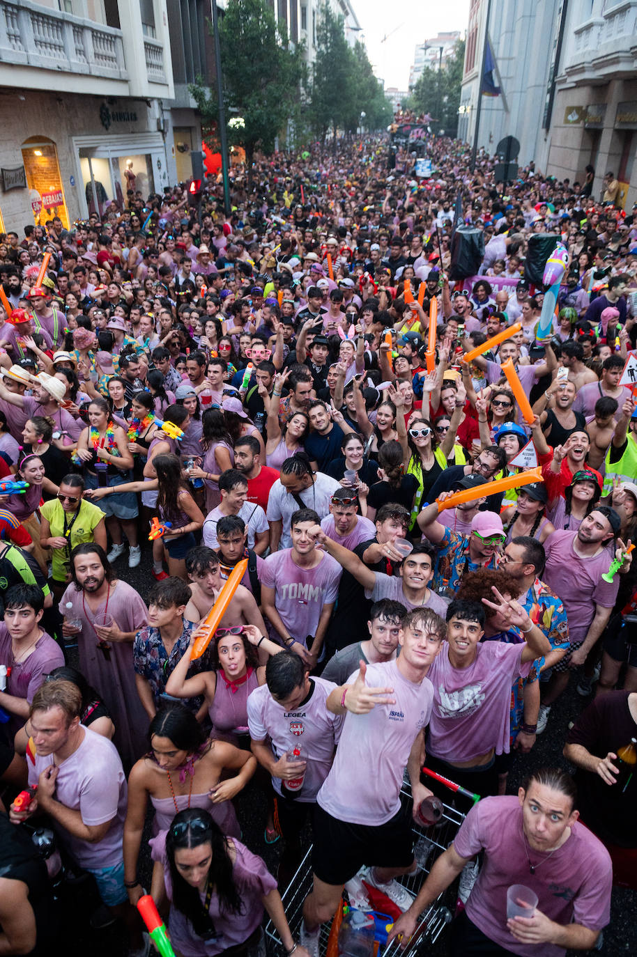 El desfile de peñas de las Fiestas de Valladolid 2024, en imágenes