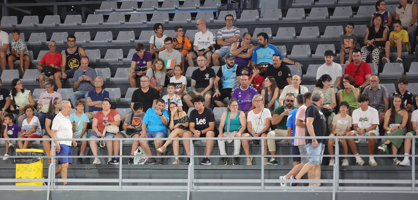 El Palencia Baloncesto muestra sus armas al público en el Pabellón